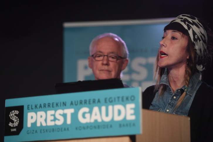 Bego Atxa eta Joseba Azkarraga, hedabideei adierazpenak egiten. (Jon URBE/FOKU)