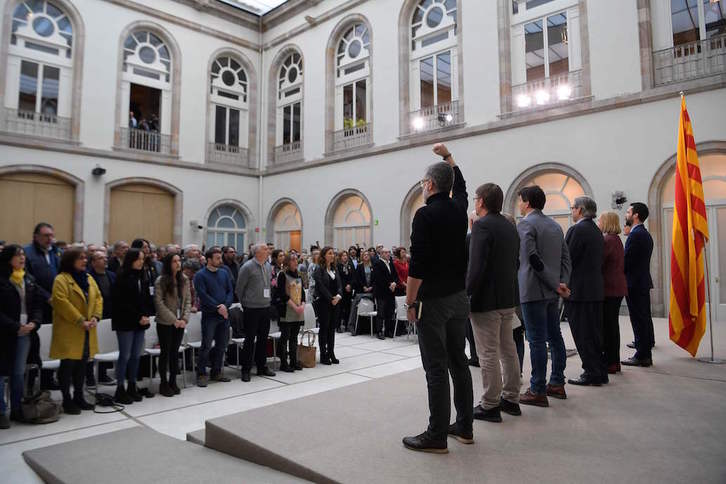 Acto conjunto de JxCat, ERC, la CUP y los comuns para denunciar los últimos encarcelamientos. (Lluis GENE / AFP)