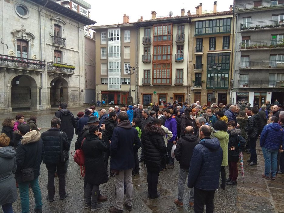 Arrasaten, udaletxe parean. (@ELA_Deba)