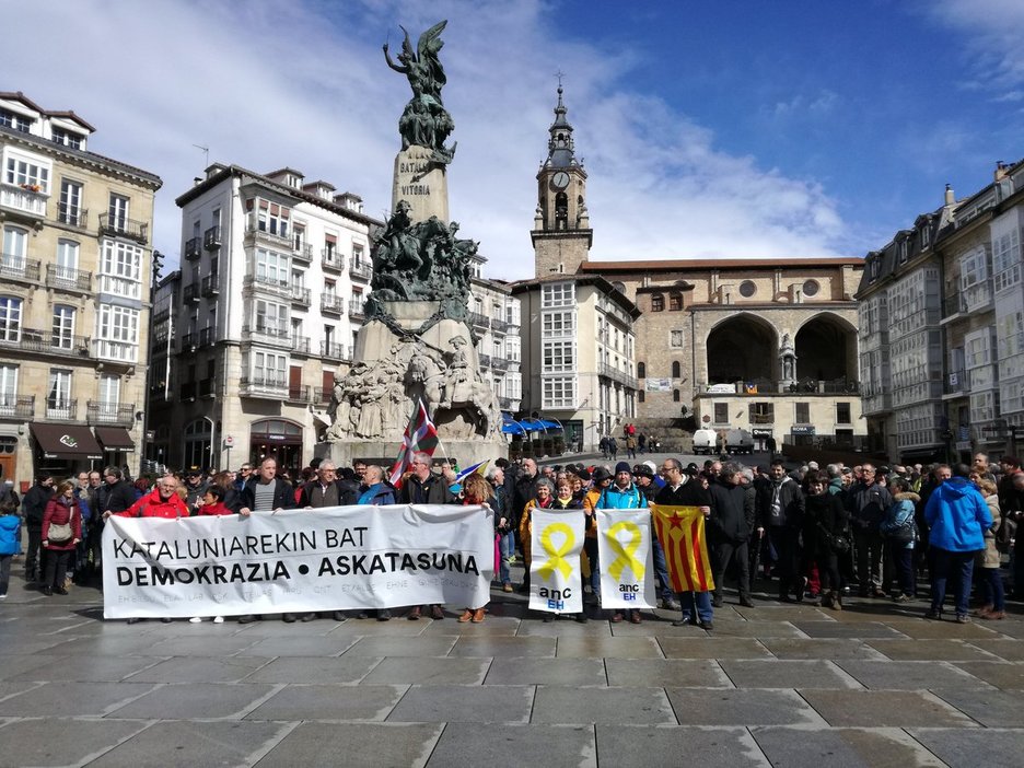 Andre Maria Zuriaren plazan elkartu dira Gasteizen. (@Ion_Salgado)