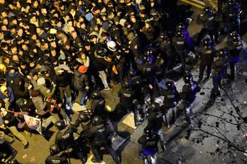 Ha habido momentos de tensión entre manifestantes y Mossos. (AFP)