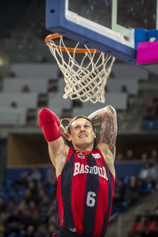 Un jugador del Baskonia machaca el aro. (Jaizki FONTANEDA/FOKU)