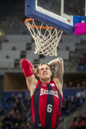 Un jugador del Baskonia machaca el aro. (Jaizki FONTANEDA/FOKU)