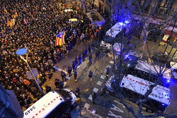 Manifestariak eta Polizia aurrez aurre Espainiako Gobernuak Bartzelonan duen ordezkaritzaren parean. Lluis GENE/AFP