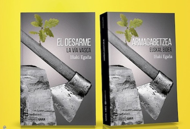 Portada de las ediciones en castellano y euskara del libro ‘El desarme. La vía vasca’.