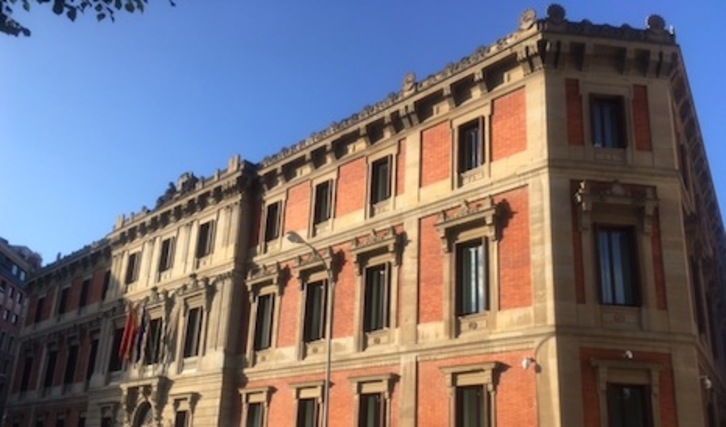 El Parlamento navarro rechaza rotundamente la anulación del TC de la ley de víctimas de violencia policial.