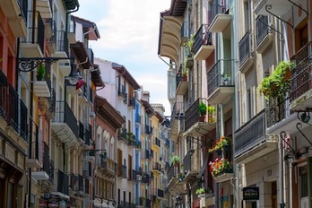 El Ayuntamiento de Iruñea y los comerciantes de Alde Zaharra organizan el I Concurso de decoración de fachadas, balcones y ventanas, abierto a todos los vecinos de la zona.