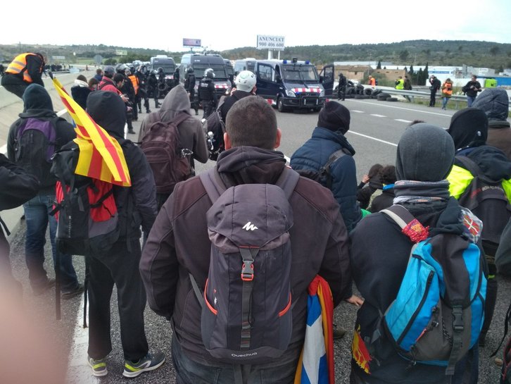 El desalojo de los congregados en la AP-7 ha comenzado antes del mediodía. (@CDRGironaSalt)