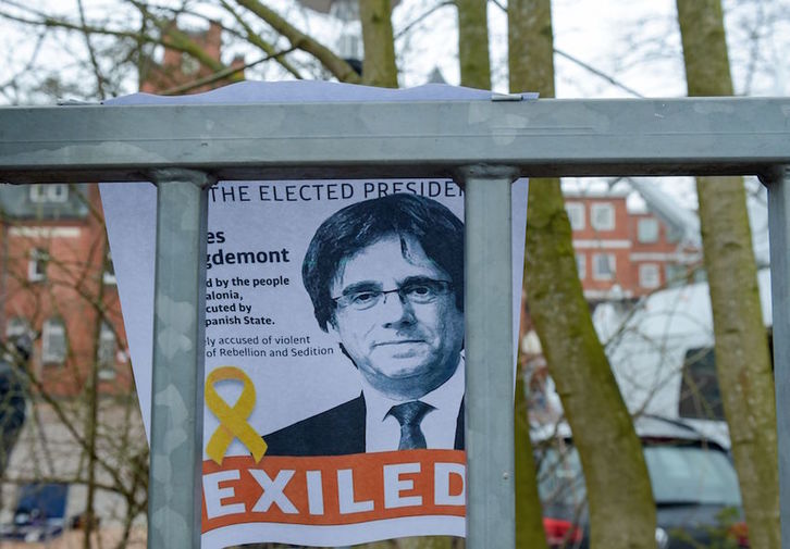 Un cartel de Puigdemont en la valla exterior de la prisión de Neumuenster en la que está encarcelado. (Axel HEIMKEN/AFP)
