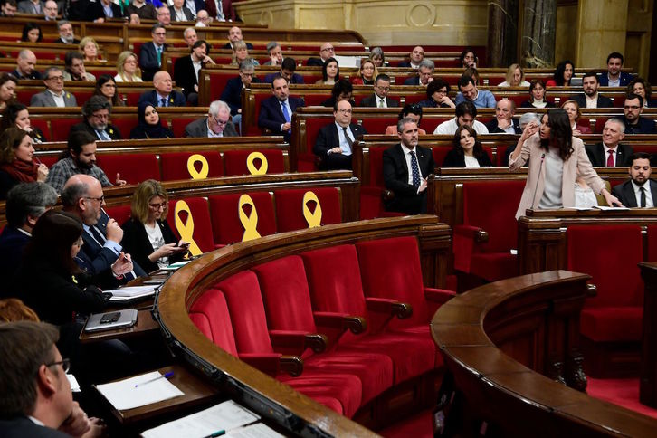 Inés Arrimadas se dirige a la bancada soberanista durante el pleno de hoy. (Lluis GENE / AFP)
