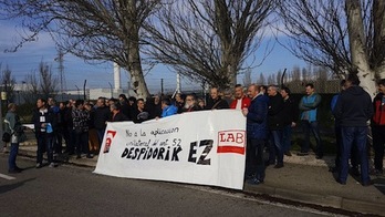 Imagen de la movilización de LAB y CGT en Volkswagen Nafarroa contra los despidos. (LAB)