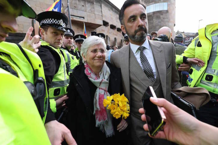 Clara Ponsatí y su abogado, Aamer Anwar, tras salir del tribunal en Edimburgo. (Scott HEPPELL/AFP)