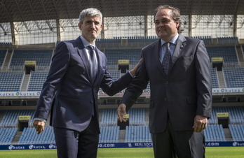 Roberto Olabe, junto al presidente Jokin Aperribay, en septiembre de 2016. (Jon URBE / FOKU)
