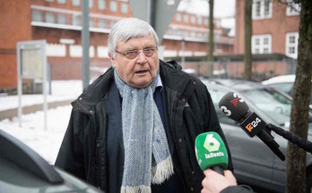 Wolfgang Schomburg, abogado alemán de Puigdemont, hace declaraciones tras visitarle en prisión. (Daniel REINHARDT/AFP)