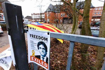 Un cartel por la libertad de Puigdemont en el exterior de la prisión de Neumünster. (Frank MOLTER/AFP)