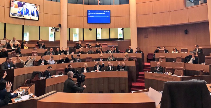 Momento de la votación en la Asamblea de Corsica. (@Gilles_Simeoni)