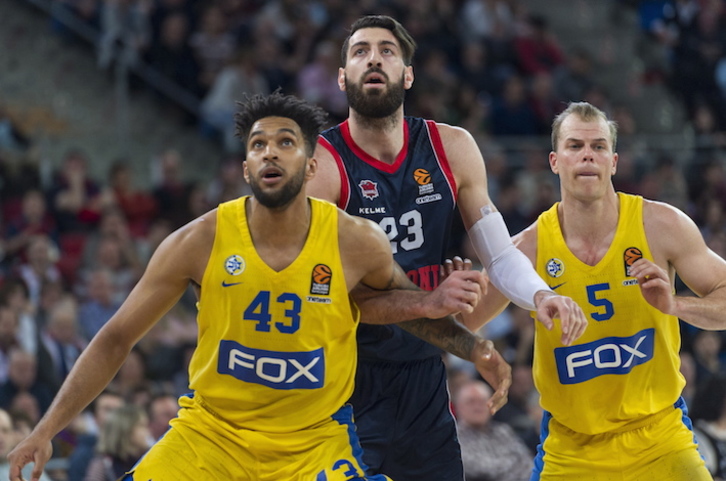 Un momento del partido entre el Baskonia y el Maccabi. (Juanan RUIZ/FOKU)