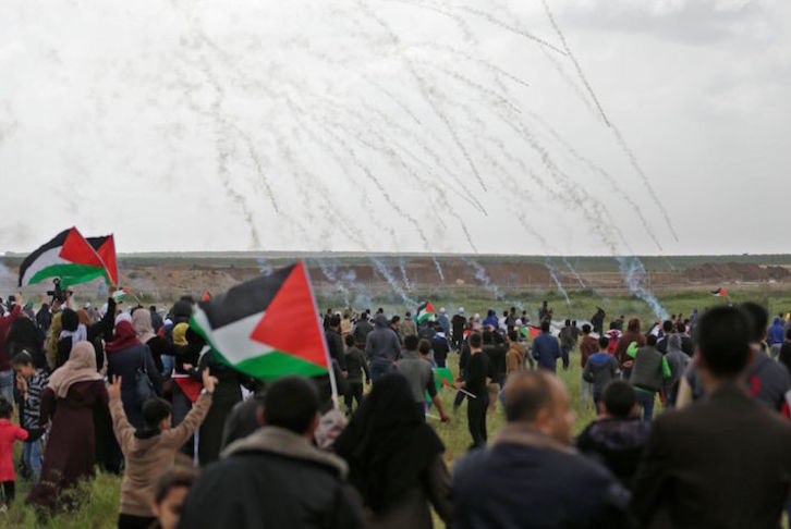 Palestinos protestan frente a la frontera israelí. (Mahmud HAMS/AFP)