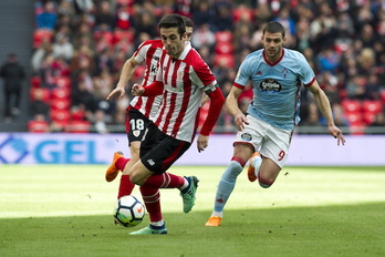 Susaeta trata de marcharse con el balón controlado. (Juanan RUIZ / FOKU)