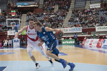 Una acción del derbi entre GBC y Baskonia. (Juan Carlos RUIZ / FOKU)