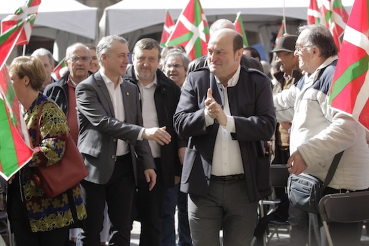 Los líderes del PNV saludan a sus seguidores en la Plaza Barria da Bilbo. (Aritz LOIOLA/BILBO)