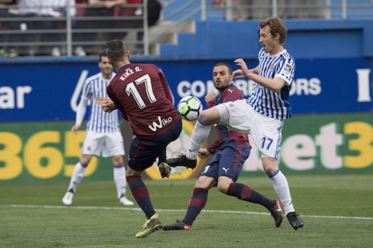 Derbi guztietan bezala, intentsitatea izan da protagonista nagusia. (Juan Carlos RUIZ/FOKU)