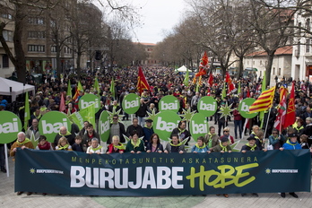 Jendetza elkartu zuen Independentistak sareak Iruñean, Aberri Egunean. (Iñigo URIZ / ARGAZKI PRESS)