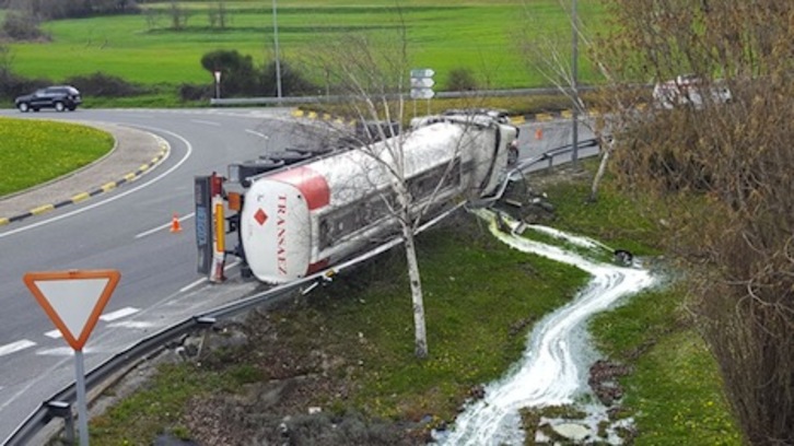 Imagen del camión cisterna volcado. (Txantrean Auzolan)