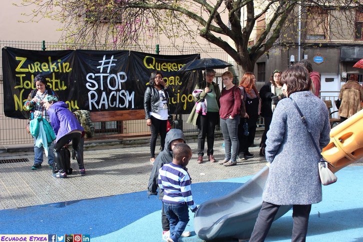 Concentración de denuncia por las actitudes racistas en el parque infantil de Santutxu. (@ecuadoretxea)
