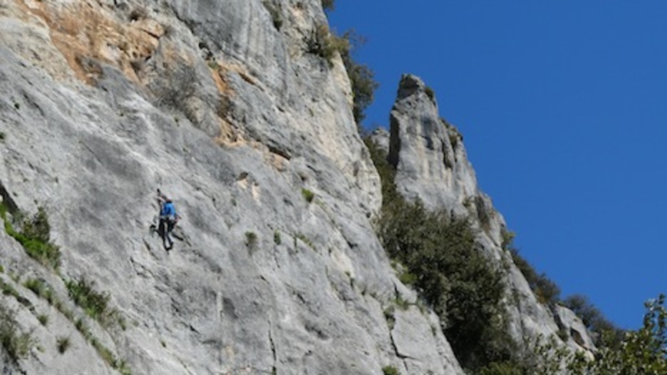 Un escalador mide sus fuerzas en pleno ascenso. (Iñaki VIGOR)