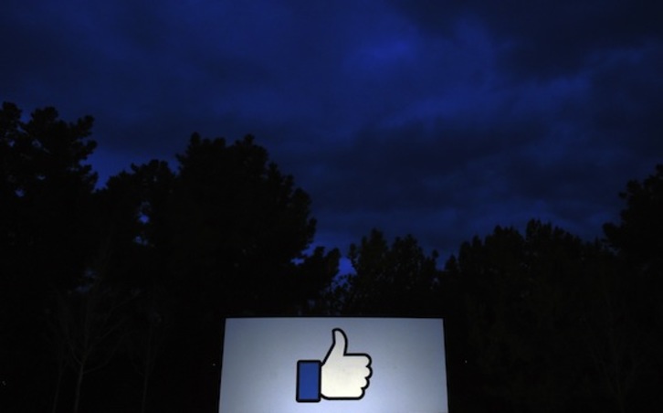Konpainiaren ikurra, Facebooken egoitza nagusian, Kalifornian. (Josh EDELSON/AFP)