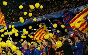 Globos amarillos en las gradas del Camp Nou. (Pau BARRENA/AFP)