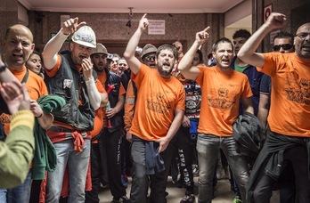 Los trabajadores han trasladado su protesta al interior de la sede de la empresa. (Marisol RAMÍREZ/FOKU)