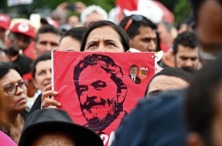 Partidarios de Lula da Silva, ayer, ante el Tribunal Supremo que votó a favor de que vaya a prisión. (Evaristo SA/AFP)