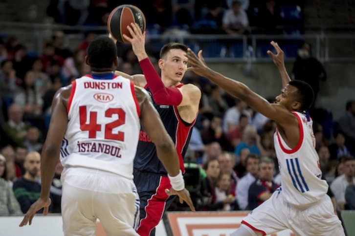 Tras tres cuartos de dominio de Anadolu Efes, Baskonia ha apretado los dientes y ha plantado cara. (Jaizki FONTANEDA/FOKU)