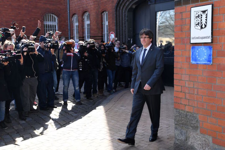 Carles Puigdemont sale de la cárcel de Neumünster. (Patrik STOLLARZ/AFP)