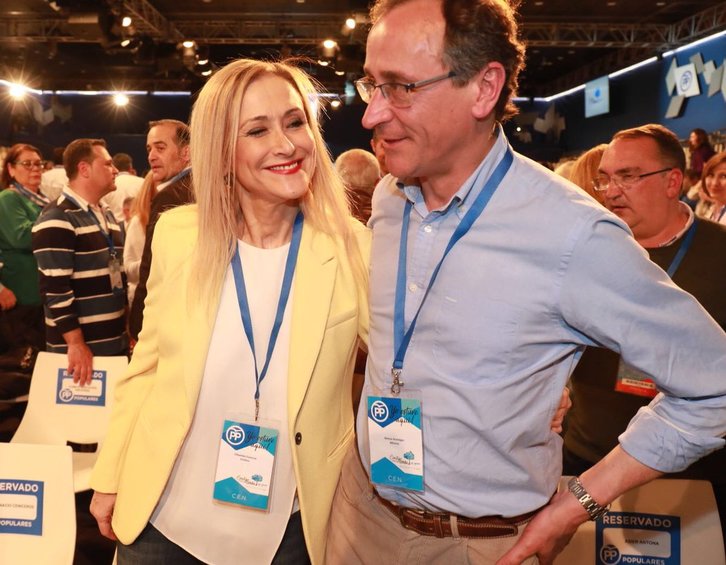 Cristina Cifuentes, junto a Alfonso Alonso, a su llegada a la convención del PP en Sevilla. (@ccifuentes) 