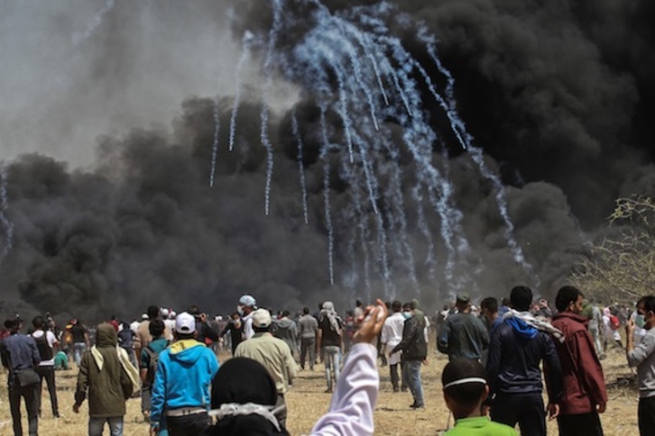 Gases lacrimógenos disparados por el Ejército israelí caen sobre los manifestantes palestinos en Gaza. (Said KHATIB/AFP)