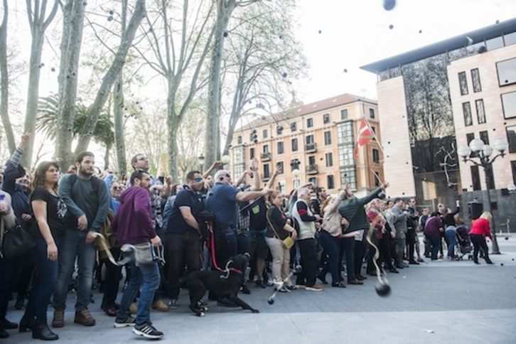 Lanzamiento colectivo y simbólico de pelotas de goma frente al Palacio de Justicia de Bilbo. (Luis JAUREGIALTZO/FOKU)