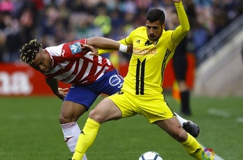 Fran Mérida y Kunde pugnan por un balón. (OSASUNA)