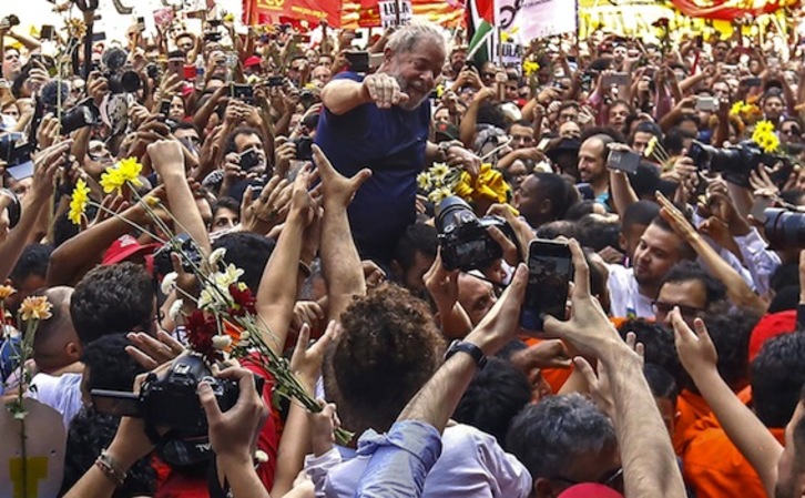 Lula, aclamado por sus seguidores. (Miguel SCHINCARIOL/AFP)