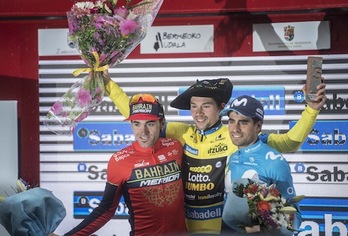 Roglic, flanqueado en el podio por Landa e Izagirre. (Jon URBE/FOKU)