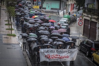 La lluvia no ha impedido la solidaridad con Errazkin e Intxaurrandieta. (Gorka RUBIO/FOKU)