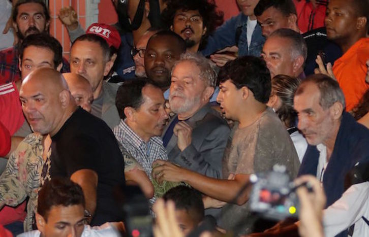 Lula tuvo problemas para entregarse debido al fuerte apoyo popular recibido. (Miguel SCHINCARIOL/AFP)