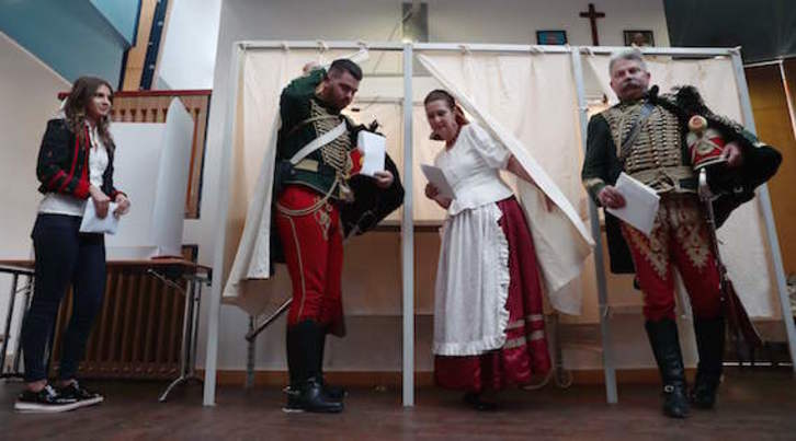 Húngaros votan en las elecciones legislativas. (Ferenc ISZA/AFP)