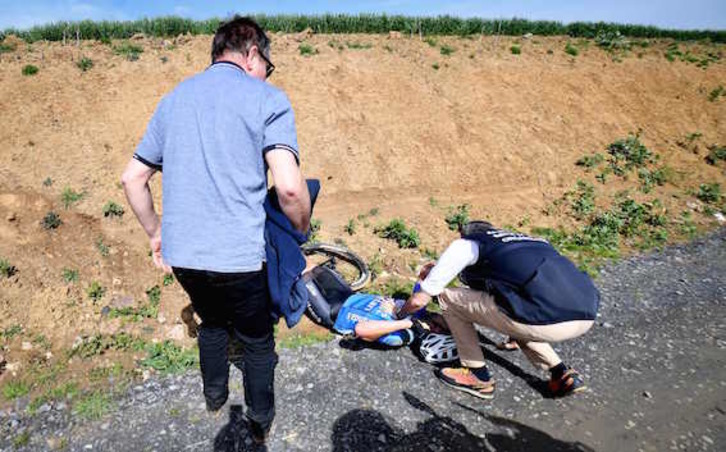 Goolaerts sufrió un paro cardíaco mientras participaba en la París-Roubaix. (David STOCKMAN/AFP)