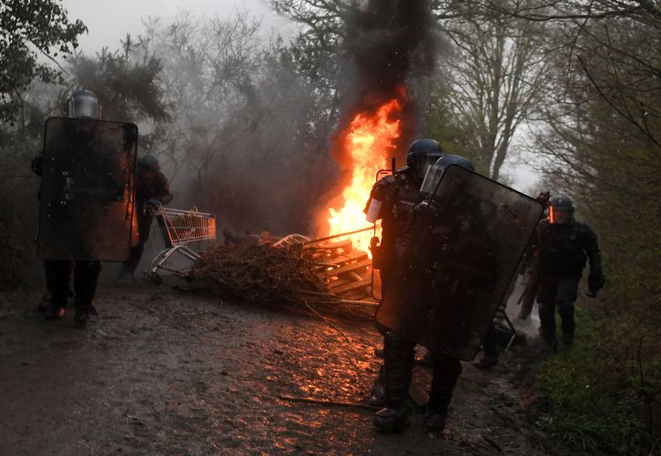 ZAD gunean ekologisten antolatu duten barrikedetako bat gainditu du Poliziak. (Loic VENANCE / AFP) 