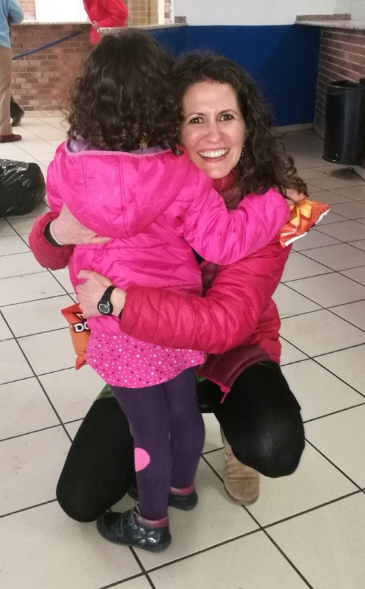 Sara abraza a su hija Izar tras quedar en libertad definitivamente. (NAIZ) 