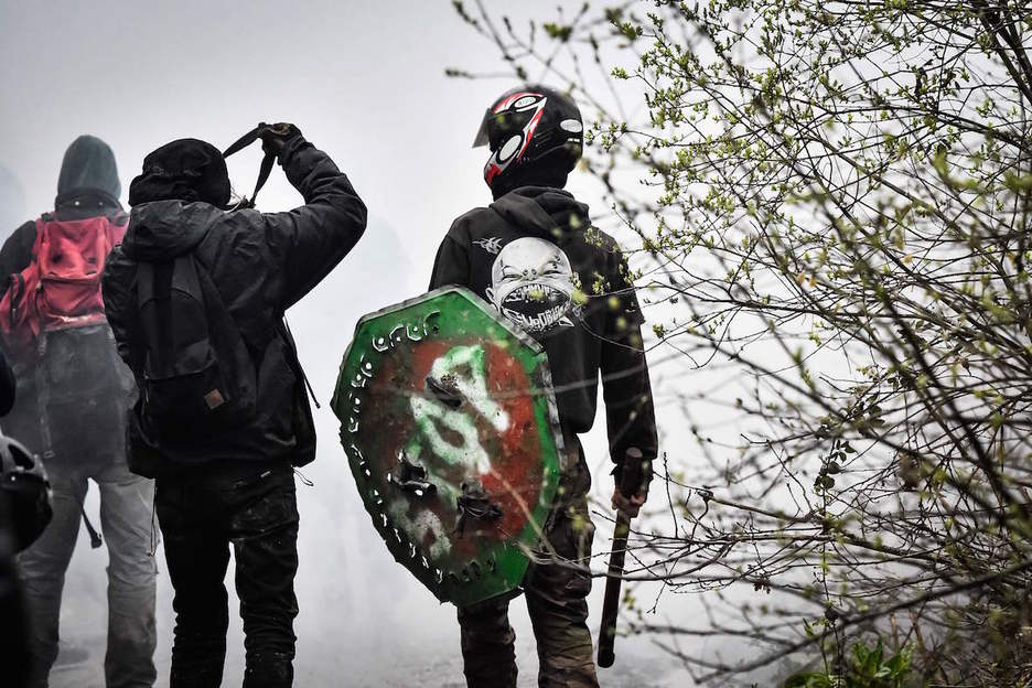 Los activistas han portado escudos para repeler las cargas policiales. (Loic VENANCE / AFP)