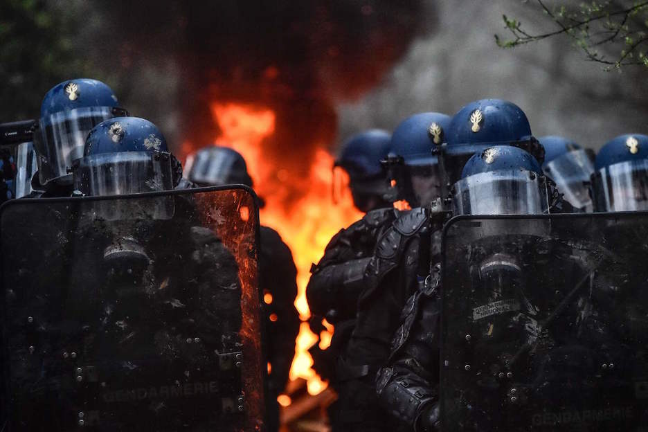 La Policía francesa avanza en el desalojo el ZAD. (Loic VENANCE / AFP)